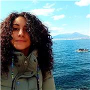 Laureata in biologia molecolare impartisce lezioni di biologia e chimica ad alunni delle superiori